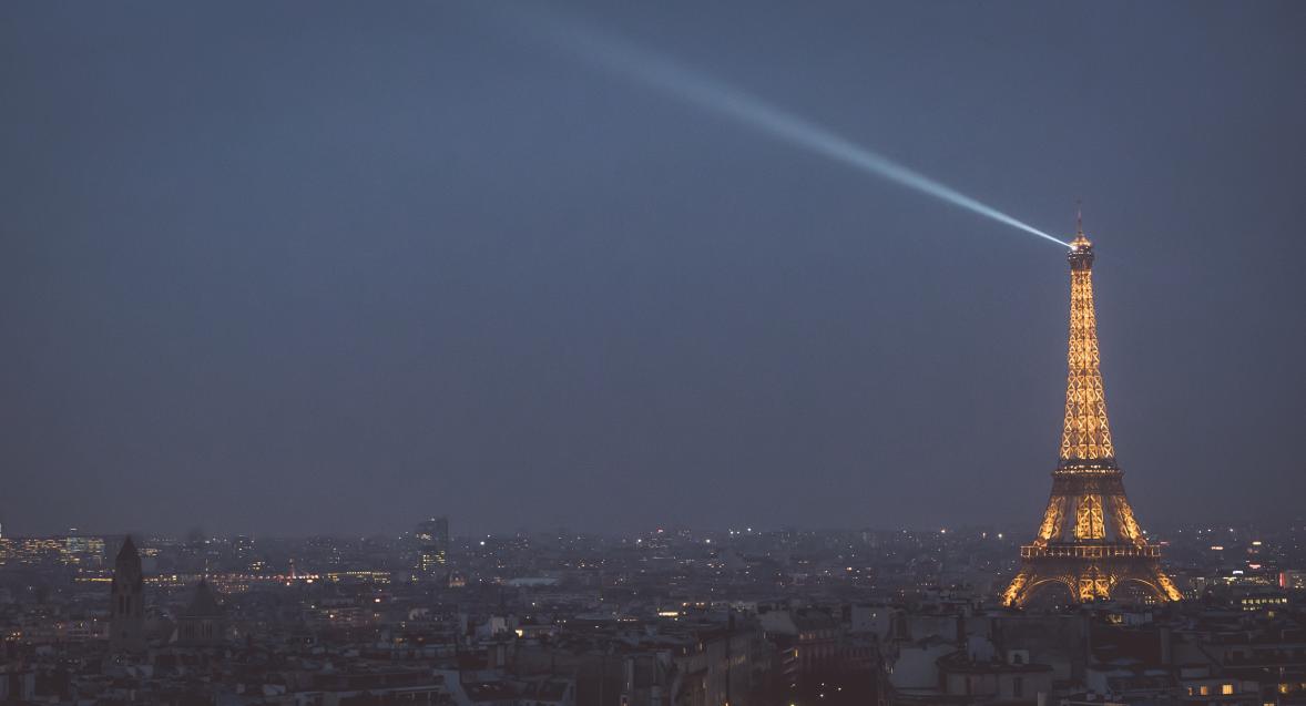 vue panoramique sur la tour Eiffel de nuit